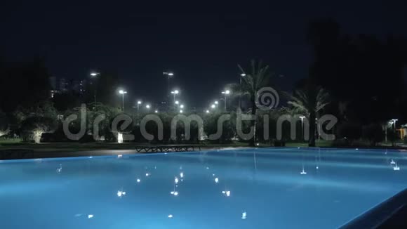 夜晚一个明亮的开放游泳池的稳定镜头视频的预览图