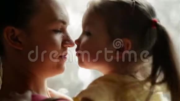 美丽的年轻母亲和她的女儿拥抱在一起他们在一起玩得很开心母亲节家庭爱情视频的预览图
