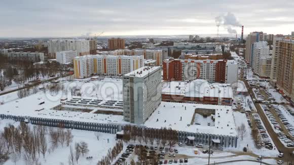 高现代居住建筑在城市的冬日里覆盖着雪顶景视频的预览图