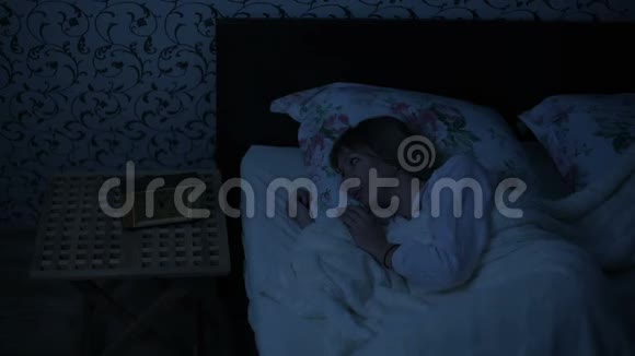 穿睡衣的中弹女孩躺在床上睡不着翻过来看天花板的影响视频的预览图