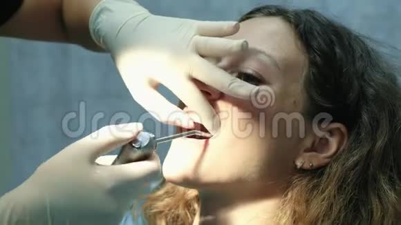 年轻漂亮的女人洗完牙后吐出水来去看牙医视频的预览图