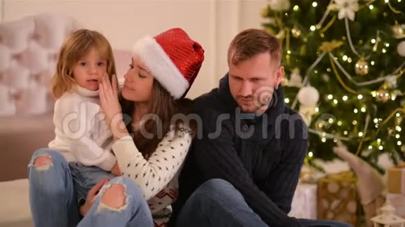 妈妈爸爸和小女儿亲爱的家人圣诞快乐新年快乐快乐美丽的人父母视频的预览图
