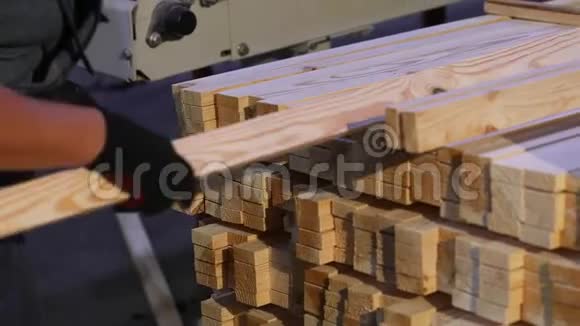 一名妇女在家具厂工作一名妇女倒木板视频的预览图