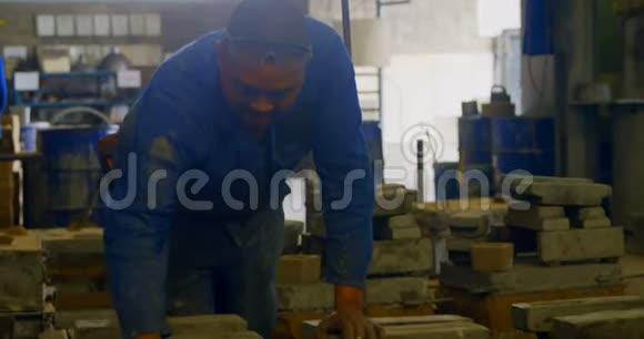 铸造车间4k安排金属模具的工人视频的预览图