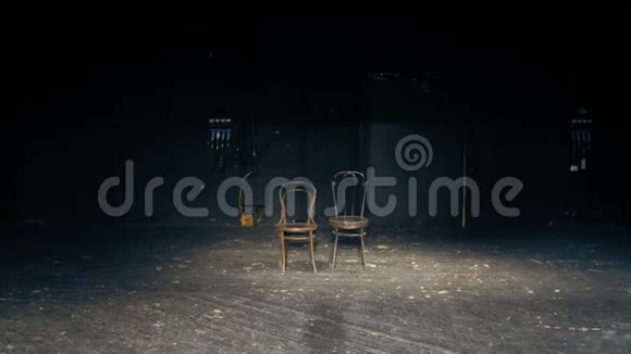 一个空剧场舞台上有两把椅子剧本的结尾视频的预览图
