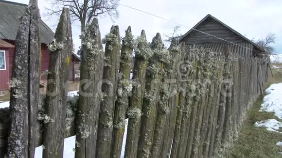 带有柳条门的坚固栅栏破旧的废弃木房子视频的预览图