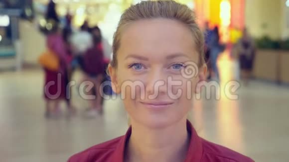 漂亮的年轻女人看着阿相机微笑着在商场里感到快乐快关门购物狂4k视频的预览图