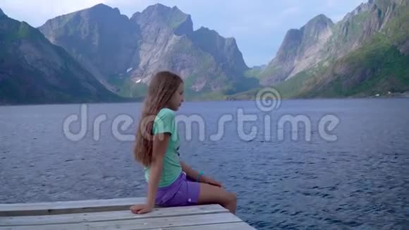 美丽的女孩坐在美丽的自然的背景上视频的预览图