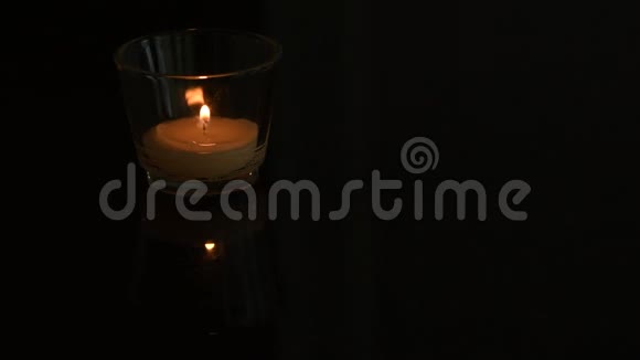 单根蜡烛燃烧反射视频的预览图