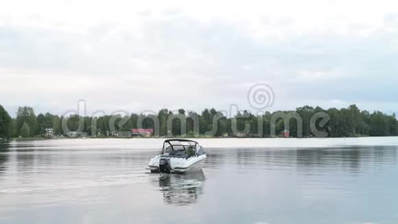 摩托艇在湖中巡游与自然景观相对视频的预览图