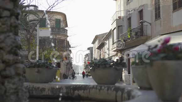 古镇小镇广场喷泉景观艺术在小街的背景下小泉涌流视频的预览图