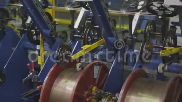 工厂特写剪子上的机器卷丝视频的预览图