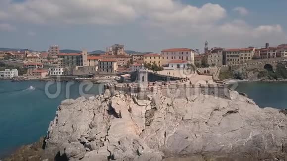 鸟瞰皮奥比诺海岸在码头上空飞行意大利马雷玛托斯卡纳视频的预览图