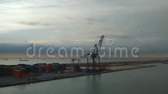 海港的起重机和集装箱西班牙巴塞罗那视频的预览图