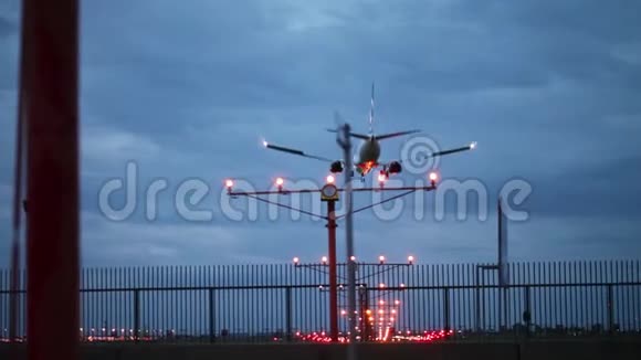 蓝色时刻的现代喷气式客机着陆视频的预览图