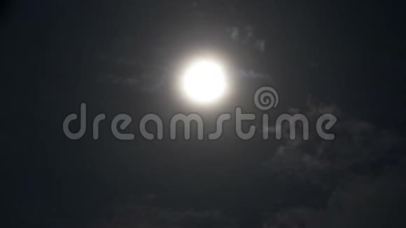 夜晚的满月与云真视频的预览图