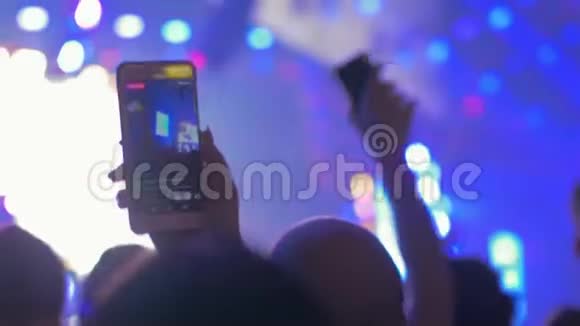 现场音乐会期间的手机录音录像视频的预览图