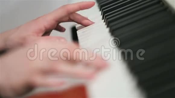 弹钢琴的人视频的预览图