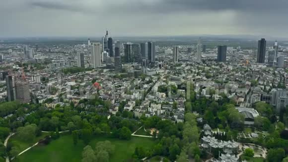 德国美因法兰克福的高空鸟瞰图视频的预览图