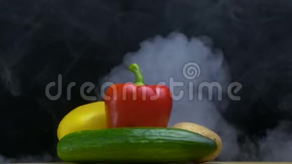 蔬菜的组成或组合旋转烟雾或蒸汽从后面缓慢地吹复制空间视频的预览图