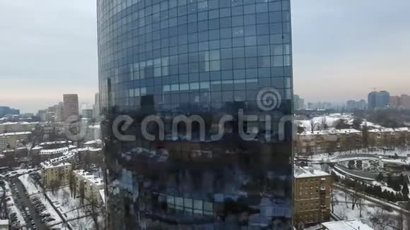 城市建筑中的鸟瞰玻璃摩天大楼摩天大楼立面办公室视频的预览图
