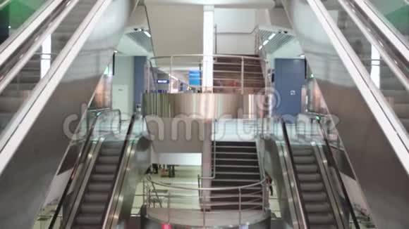 商城四台自动扶梯的视图艺术开启或关闭前两层带空排泄器的水平视图视频的预览图