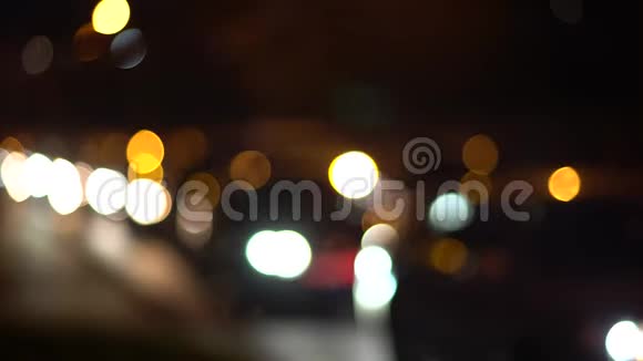 在夜间高速公路上开着灯的汽车视频的预览图