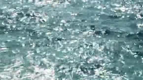太阳在海面上闪闪发光水面背景视频的预览图