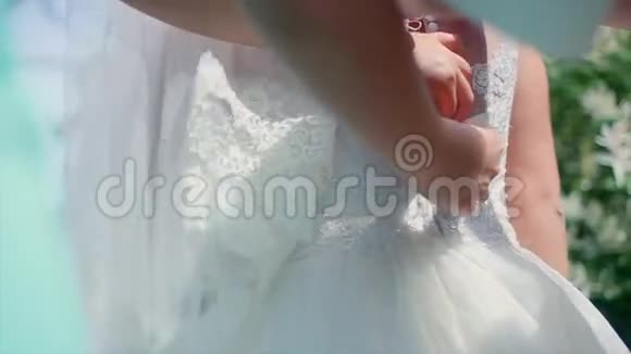 新娘穿礼服视频的预览图