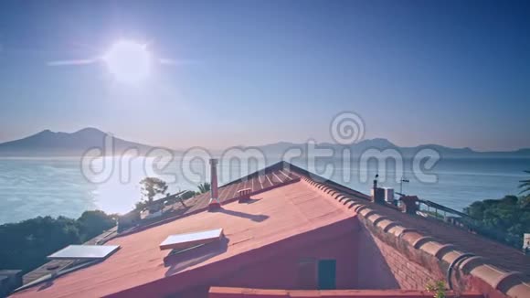 从维苏威火山和意大利那不勒斯的屋顶上看视频的预览图