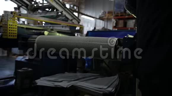 工业印刷输送机旋转近一个不明打字员视频的预览图