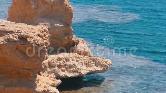埃及海滩上的红海岩石度假酒店的良好背景视频的预览图
