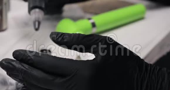 在白色桌子背景上交黑色乳胶手套手持工具视频的预览图