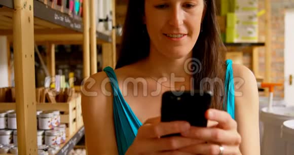 4k超市使用手机的妇女特写视频的预览图