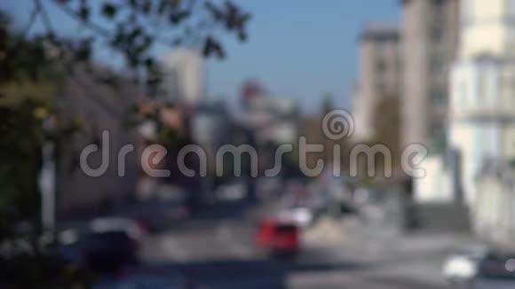 城市背景模糊城市街道上有车视频的预览图