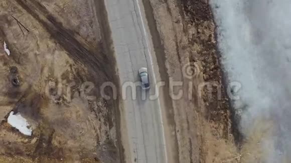 鸟瞰汽车在村里的道路上行驶视频的预览图