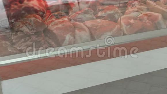 猪肉肚或牛肉片在商店柜台或商店市场上视频的预览图