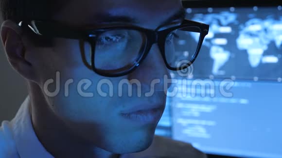 戴眼镜的专业程序员在网络安全中心的电脑上工作视频的预览图