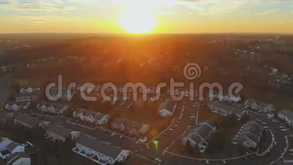日落时海边的乡村房屋睡眠区空中全景美国加拿大视频的预览图