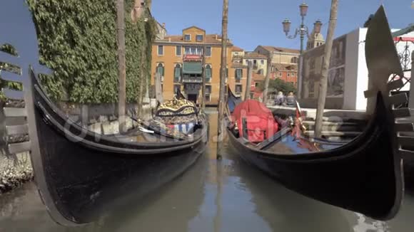 意大利威尼斯的两艘贡多拉船视频的预览图