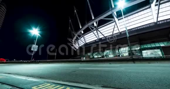 一条道路和一个体育场在晚上的一段时间视频的预览图