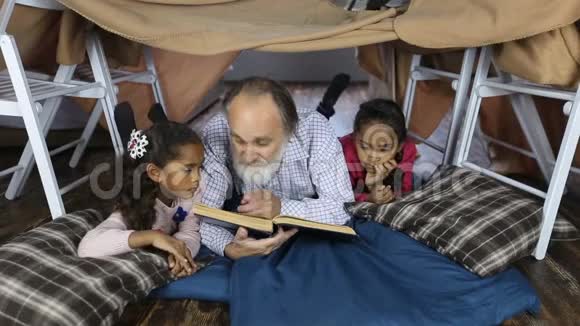 老人和孙子一起读圣经视频的预览图