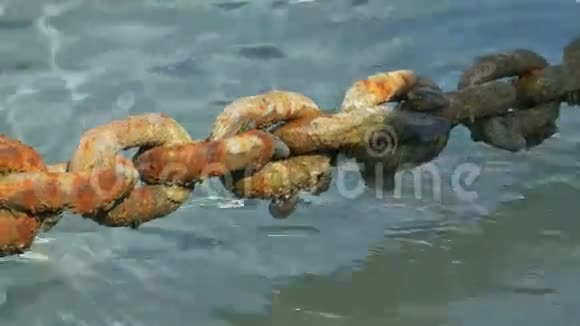 水上生锈的大链子视频的预览图