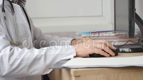 男性医生在他的个人电脑上工作视频的预览图