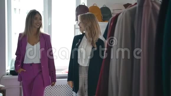 女人在时装店挑选衣服视频的预览图