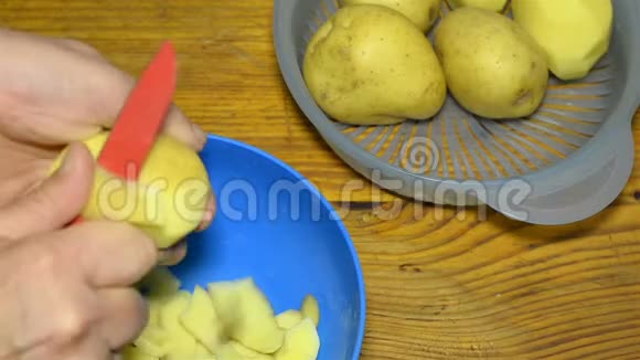 烹饪前对土豆进行清洗或清洗视频的预览图