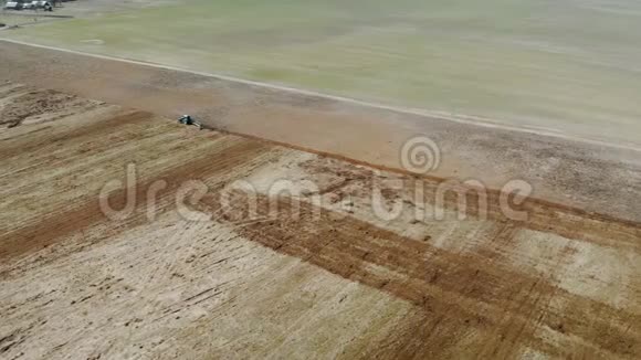 在田野里播种空中拍摄视频的预览图
