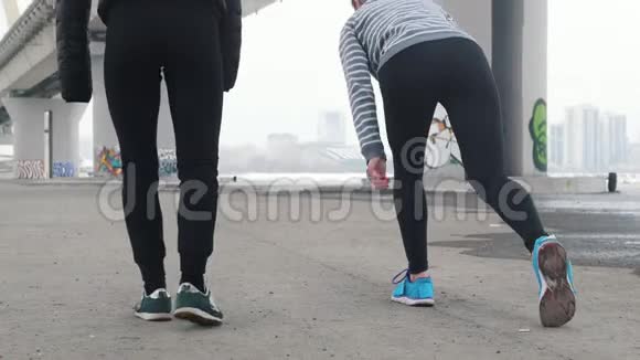 两名运动女子准备跑步视频的预览图