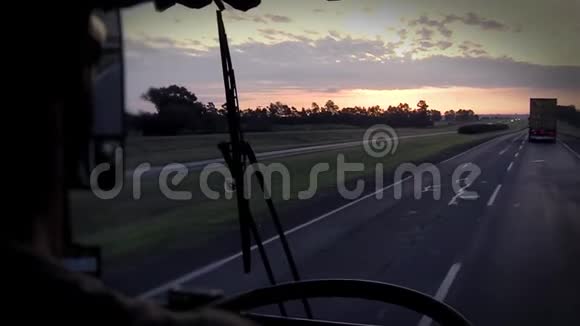 日落乡村巴士视频的预览图