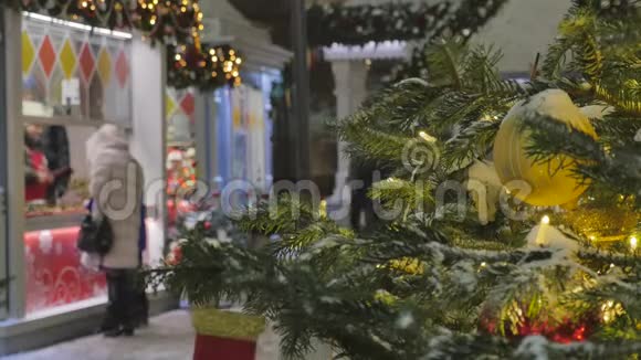 用玩具装饰的圣诞树注意力不集中的人去购物视频的预览图